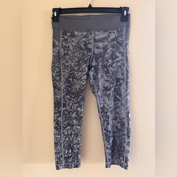 Under Armour Pants - Under‎ Armour Athletic Heat Gear Cropped Leggings Marbled Grey Women's Size S